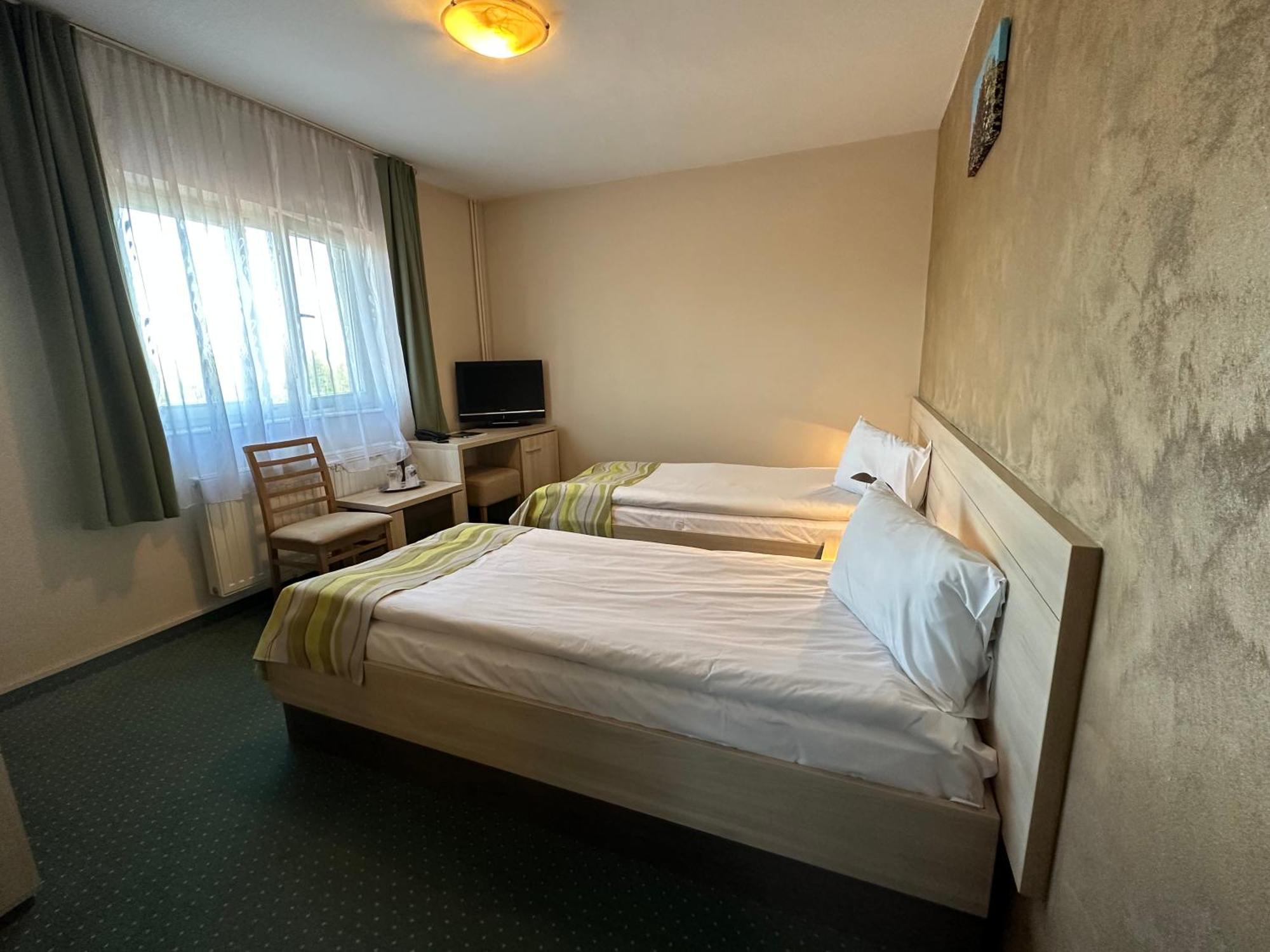 Hotel Apollo Wellness Club Sîngeorgiu de Mureş Habitación foto